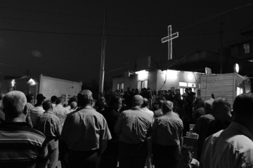 Christians gather for Evening Prayer outside St. Joseph’s Church in Erbil. (photo: Don Duncan, CNEWA)
